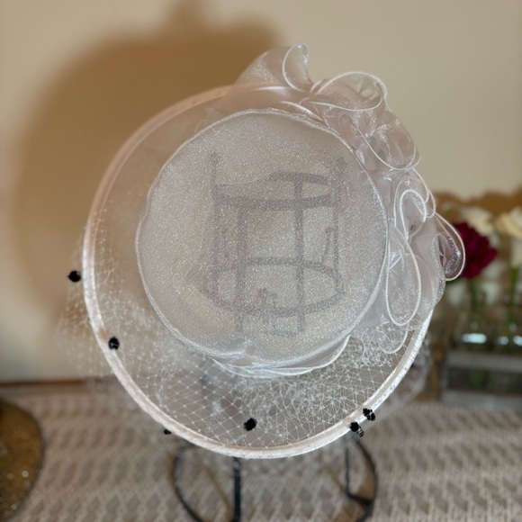 Women’s Church / Derby Hat. 100% Wool. With netting. White with black decor. - Picture 4 of 6